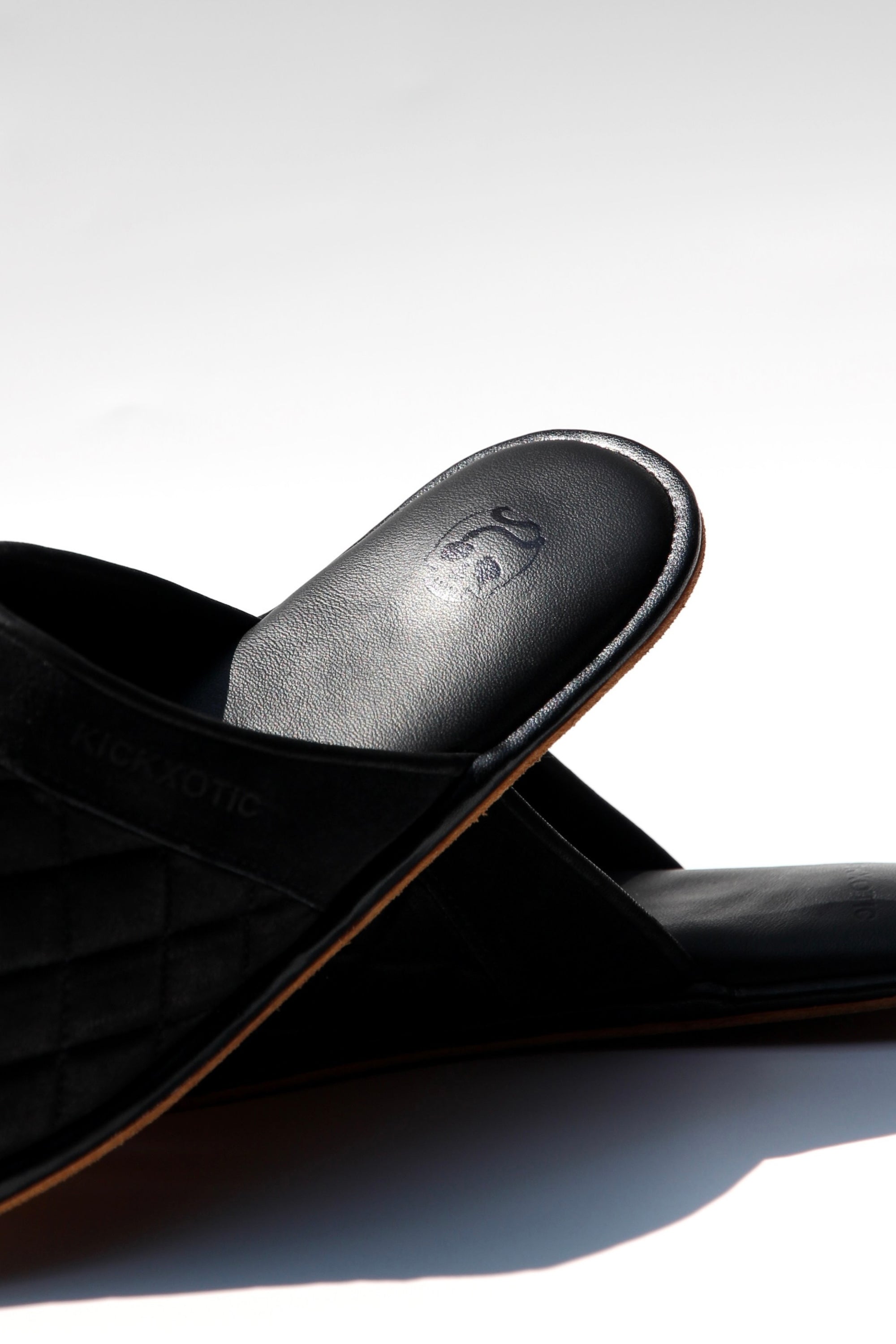 The Lounge Slipper – Onyx