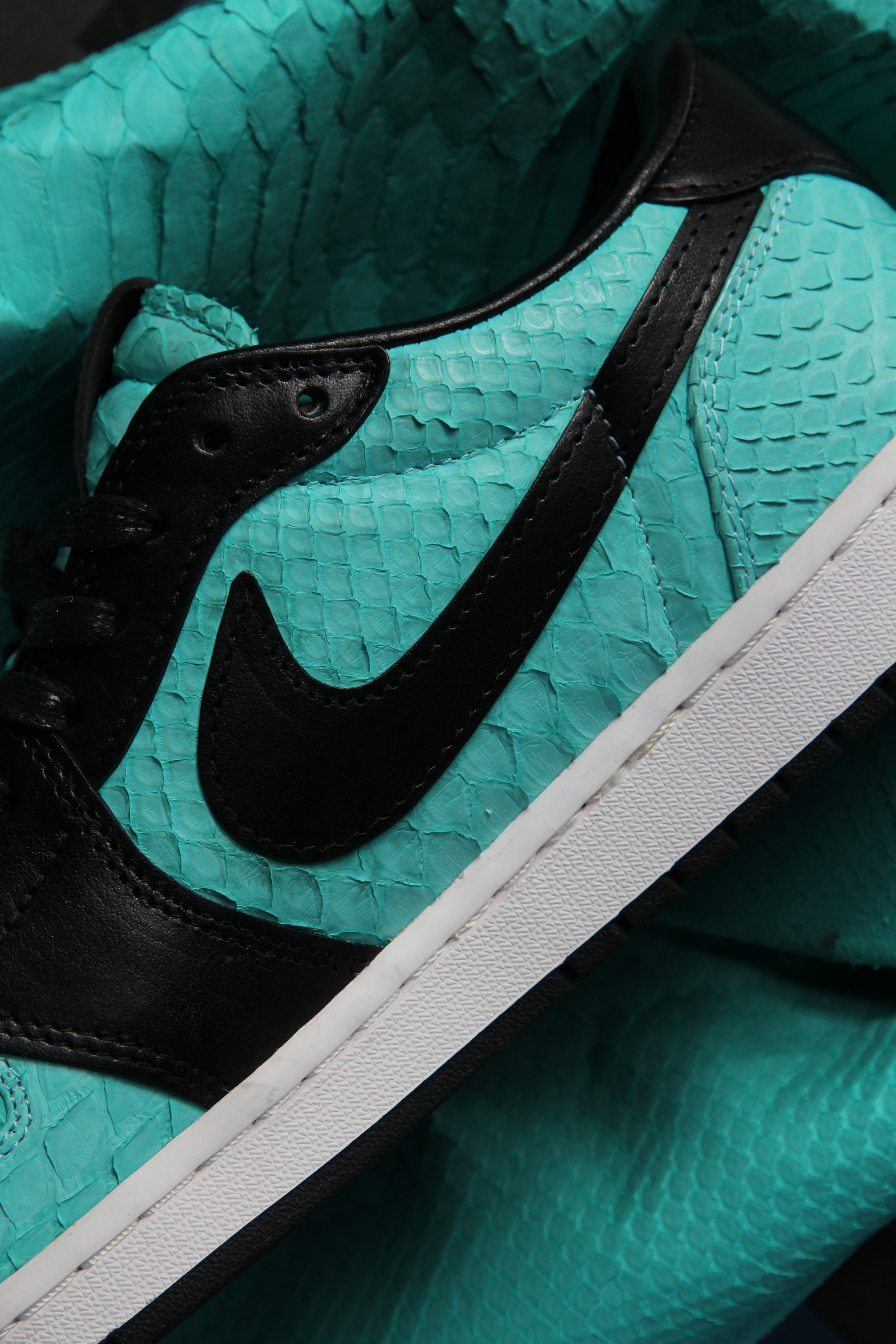 Air Jordan 1 Low Travis Scott "Midnight Tiffany"