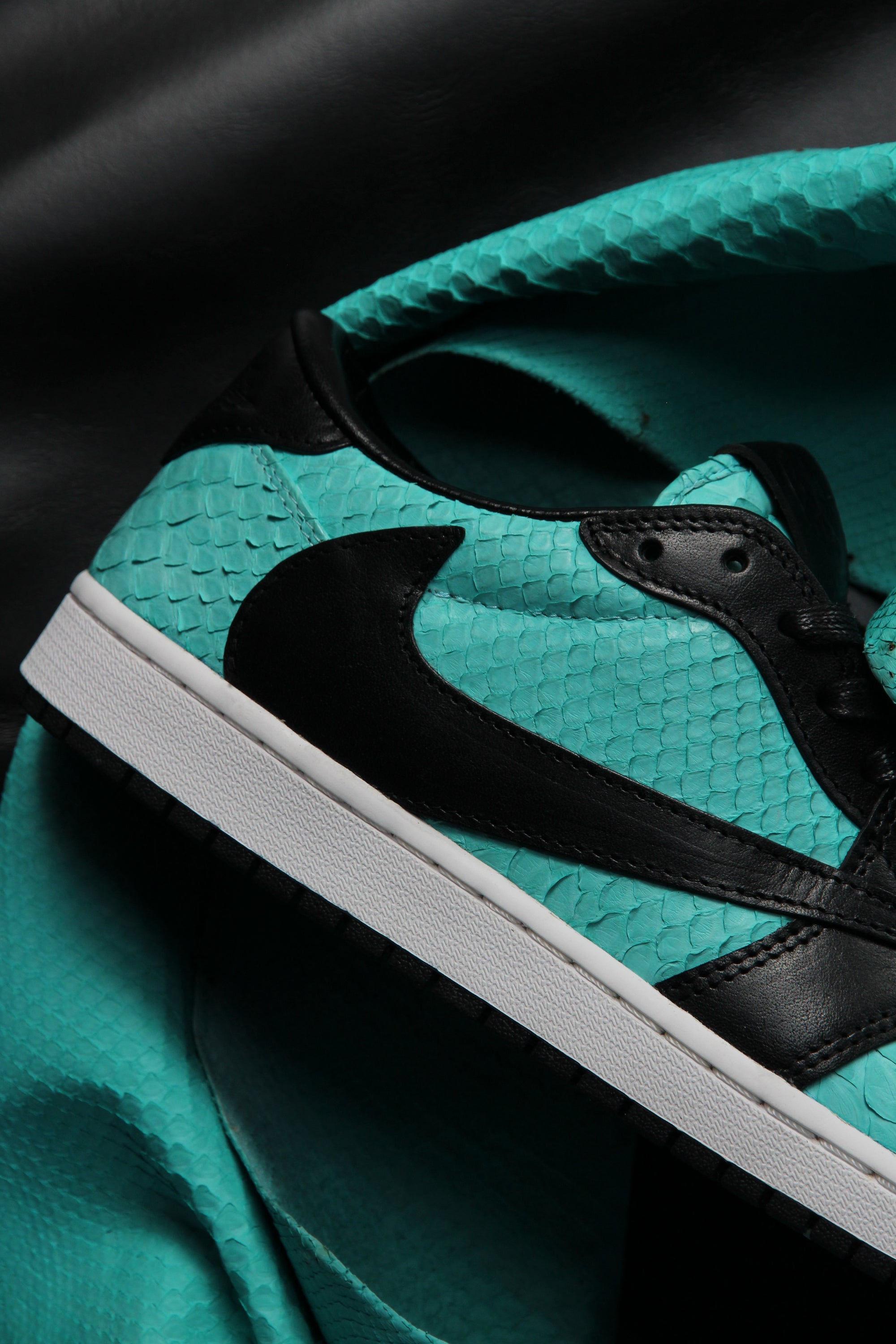 Air Jordan 1 Low Travis Scott "Midnight Tiffany"