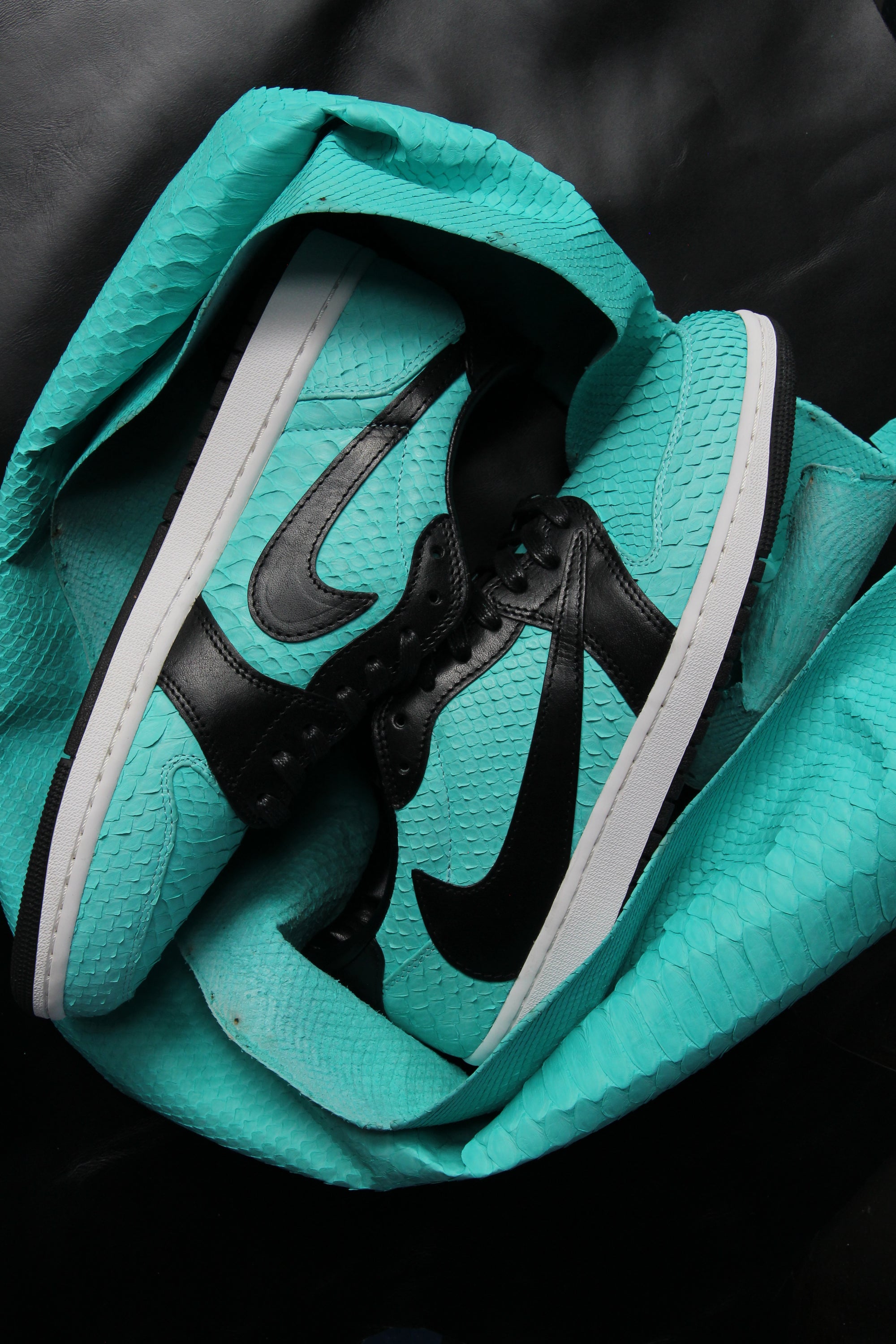 Air Jordan 1 Low Travis Scott "Midnight Tiffany"