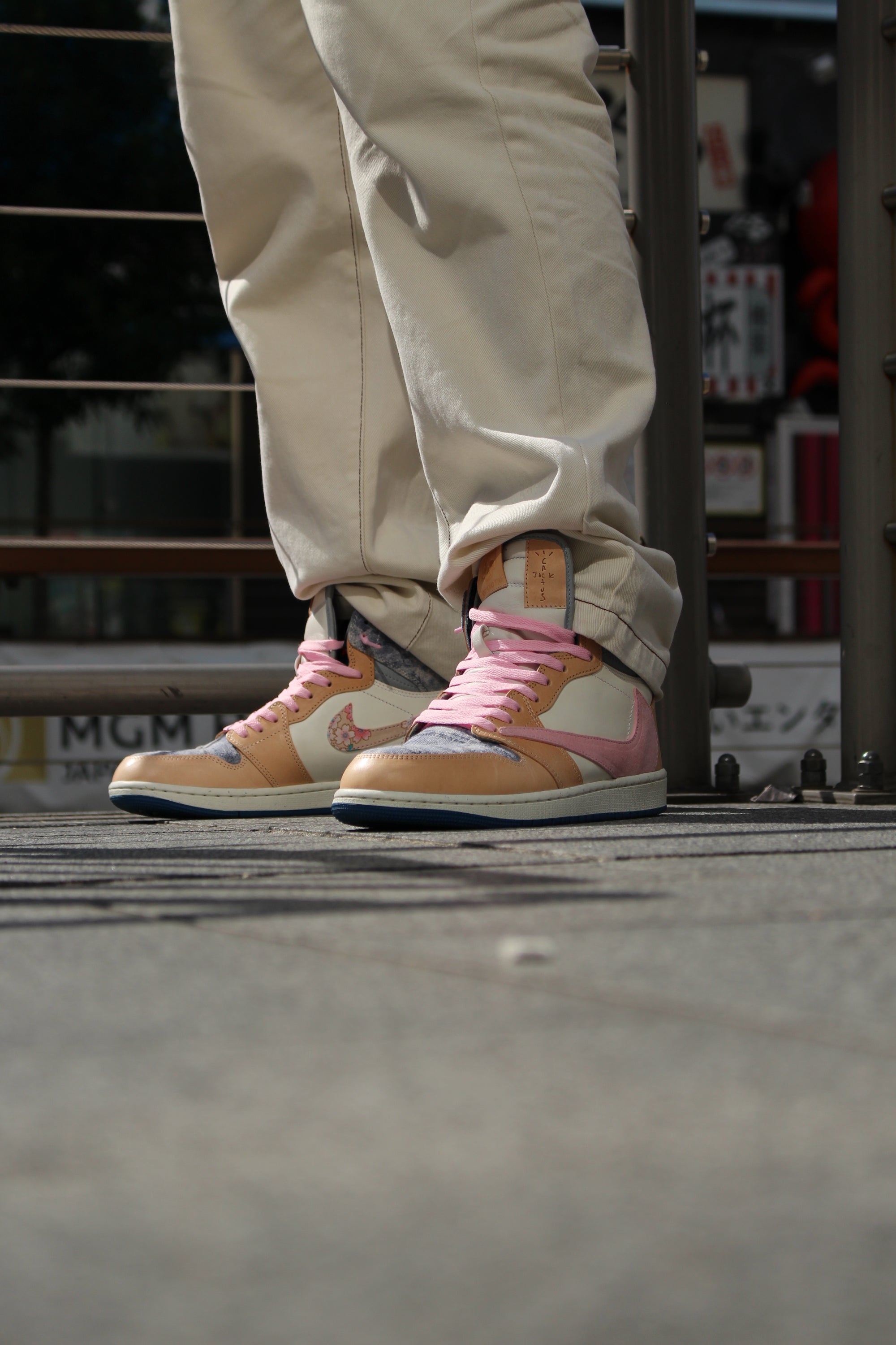 Air Jordan 1 High Travis Scott "Tokyo Bloom"